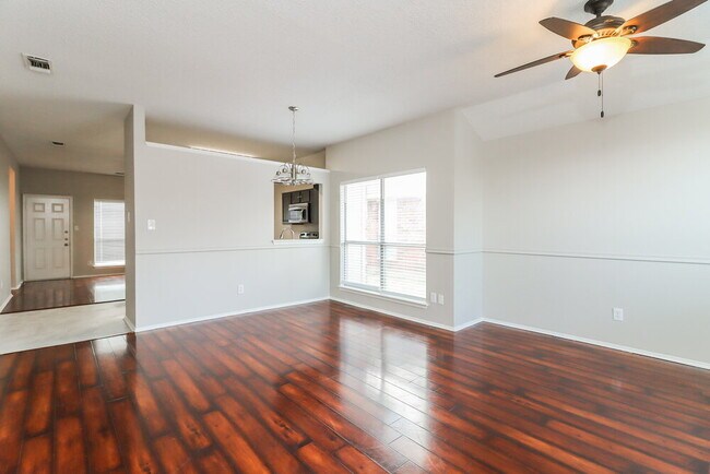 Foto del edificio - 208 Rosewood Ln
