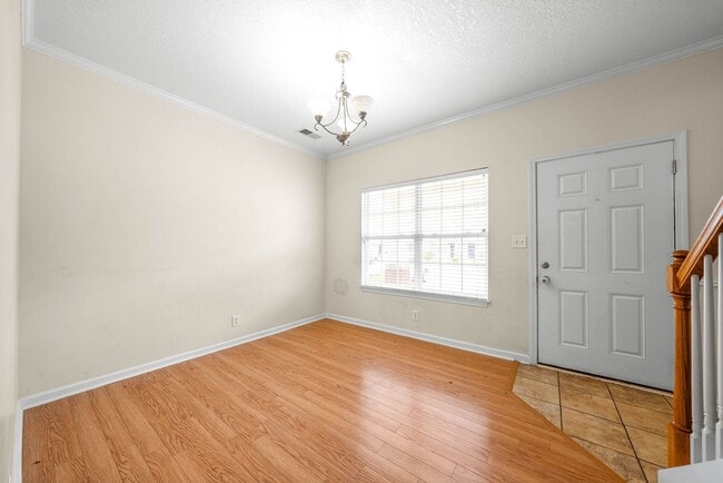 Building Photo - 2 Bedroom Condo For Rent With Community Swimming Pool!