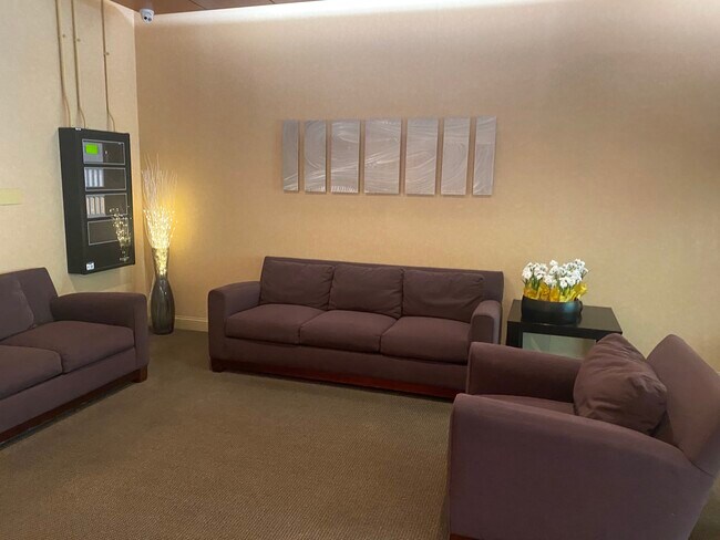 Lobby - 3110 N Sheridan Rd