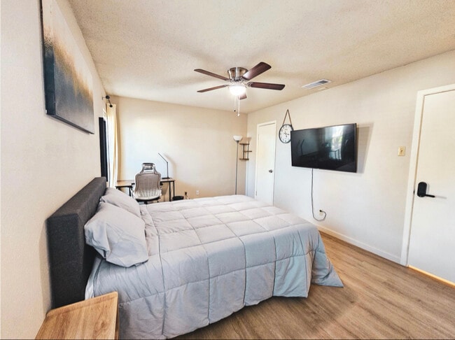 Building Photo - 1609 San Antonio Ln