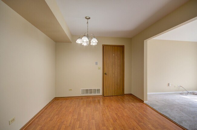 Building Photo - 3 bd 1.5 ba 2 story home Naperville