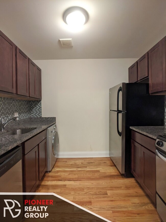 Building Photo - 557 W Arlington Pl