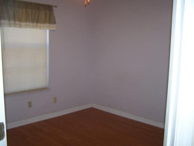 Building Photo - 2 Bath townhouse with hardwood floors and ...