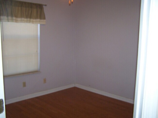 Foto del edificio - 2 Bath townhouse with hardwood floors and ...
