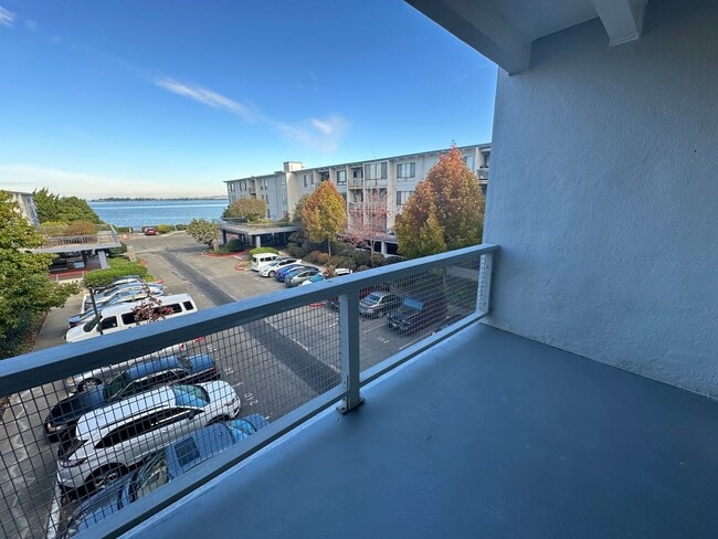 Building Photo - 6 Commodore Dr