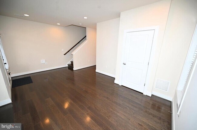 Foto del edificio - 2413 Glenallan Ave