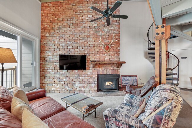 Foto del edificio - FREE MONTH RENT w/ 1 Year Lease - 3rd floo...