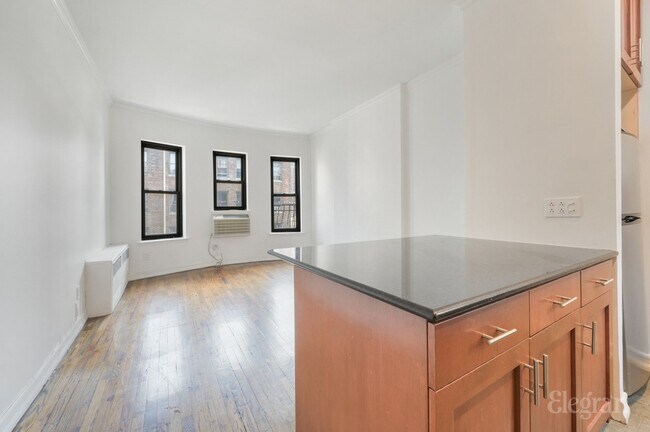 Building Photo - 160 E 91st St