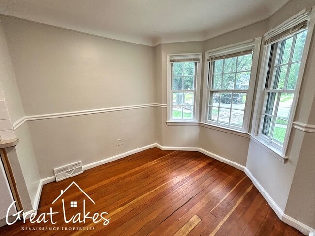 Building Photo - Stunning 3 Bedroom 1 Bathroom now availabl...