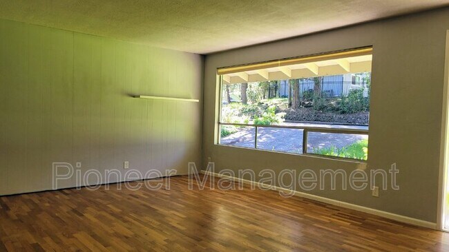 Building Photo - 111 W 31st Ave