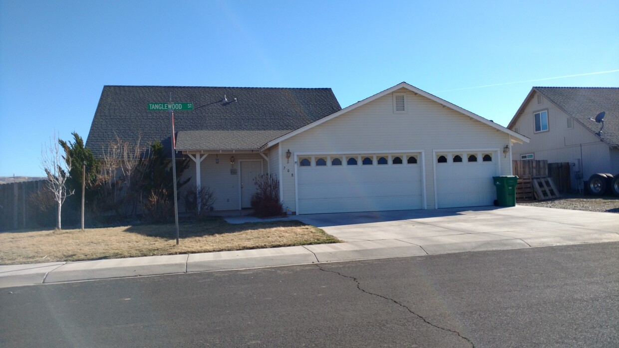 Primary Photo - 3 Bedroom 2 1/2 Bath 3 garage