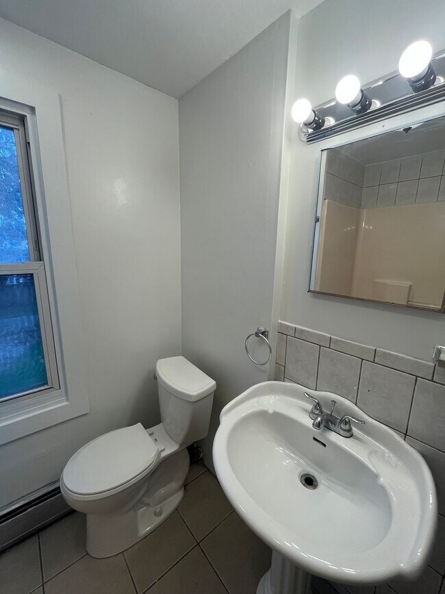 Foto del edificio - 3-Bed Home w/ Driveway & Enclosed Porches – Convenient Rochester Location