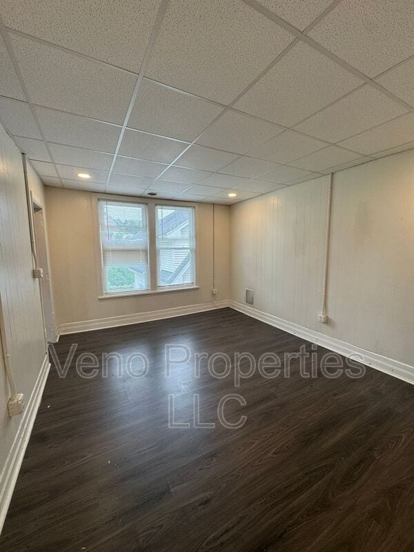 Building Photo - 221 Spring Ave