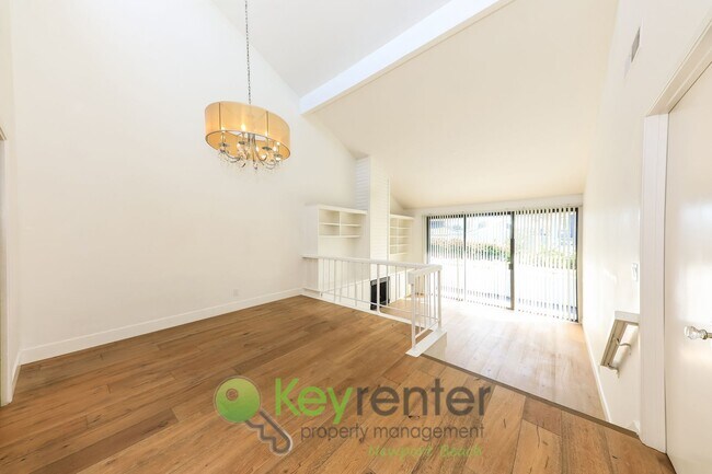 Foto del edificio - ELEVATED COASTAL LIVING IN PRESTIGIOUS NEWPORT CREST