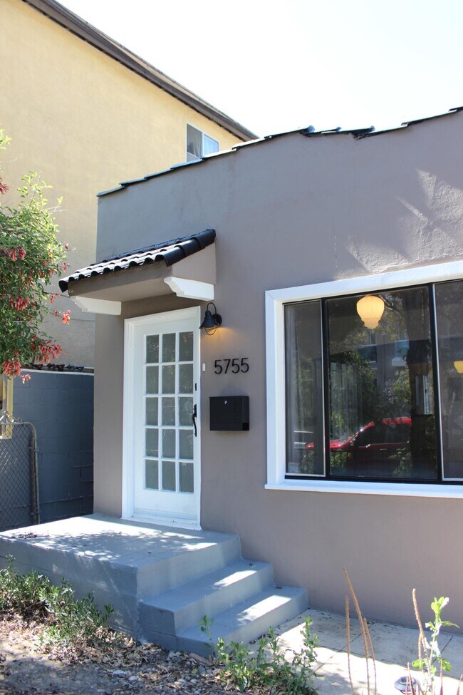 Foto del edificio - 5755 Camerford Ave