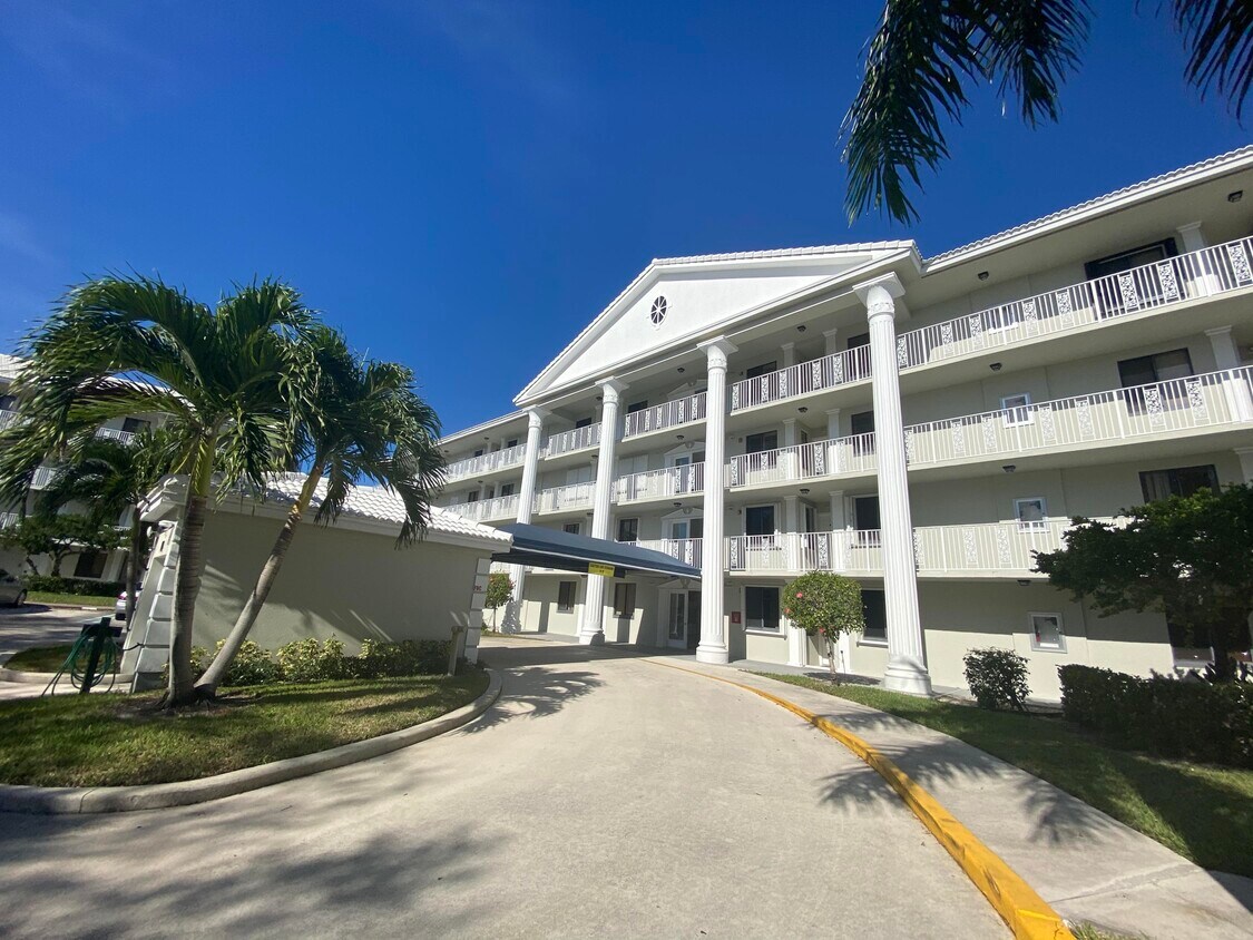 Foto principal - 2601 Village Blvd