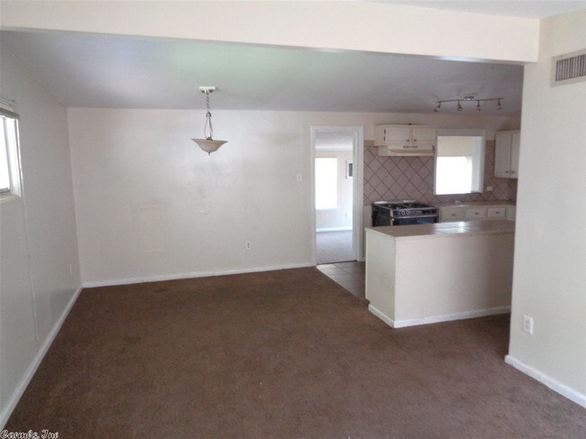Building Photo - 10 Greenway Dr