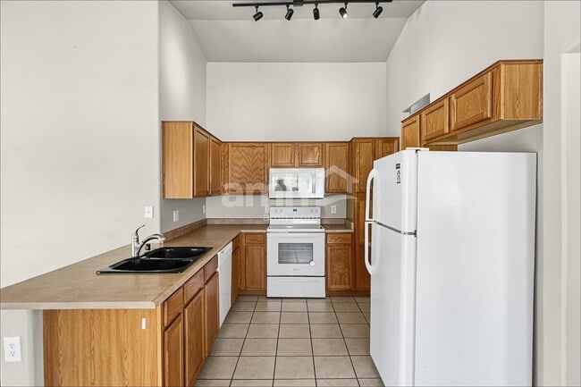 Building Photo - 16660 W Cottonwood St
