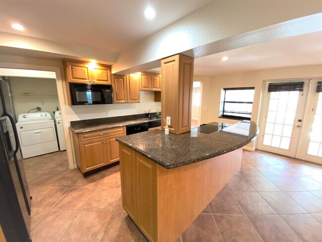 Foto del edificio - ** SOUTH NAPLES ** 4 BED / 3.5 BATH - POOL HOME - NO HOA! - PET OK - ANNUAL RENTAL