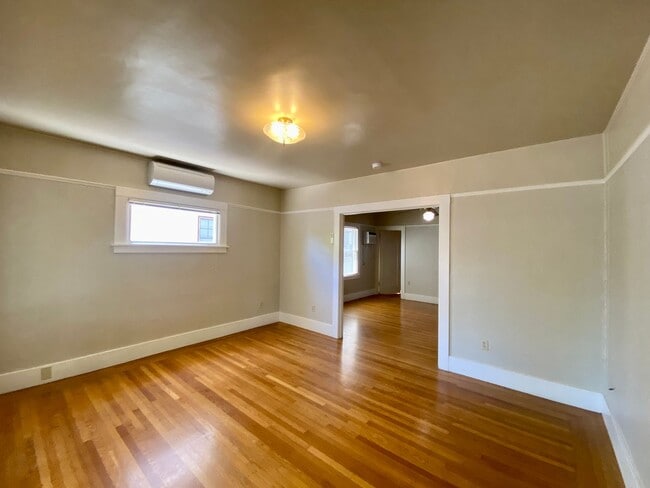 Building Photo - 926-932 35