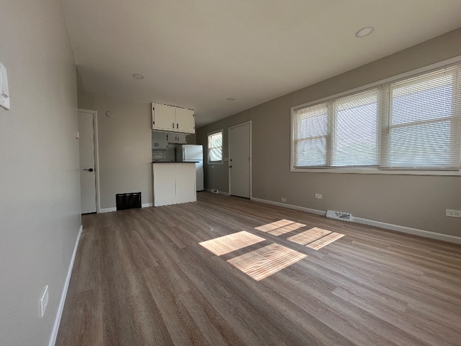 Building Photo - 1590 N La Fox St