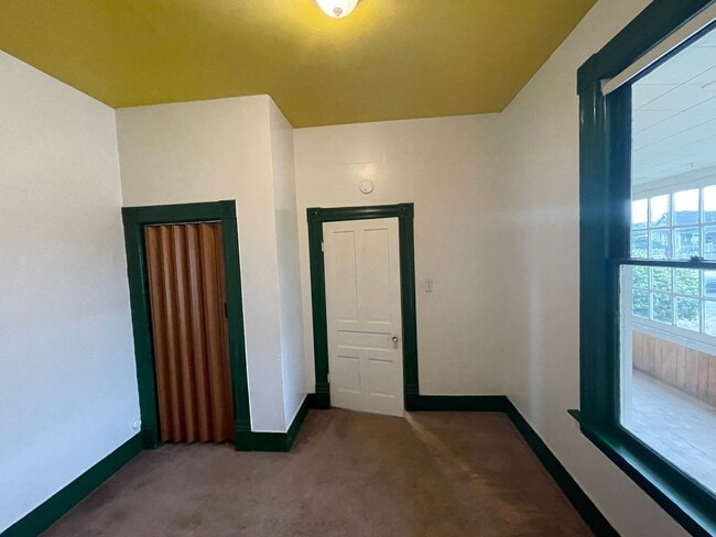 Building Photo - 576 Main St