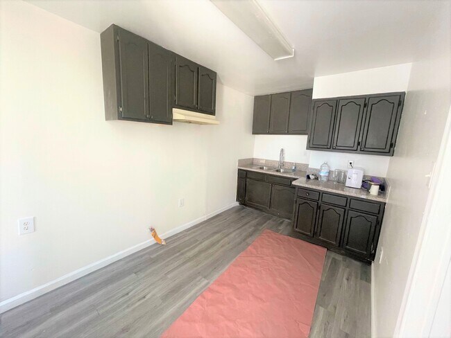 Building Photo - 10505 S San Pedro St
