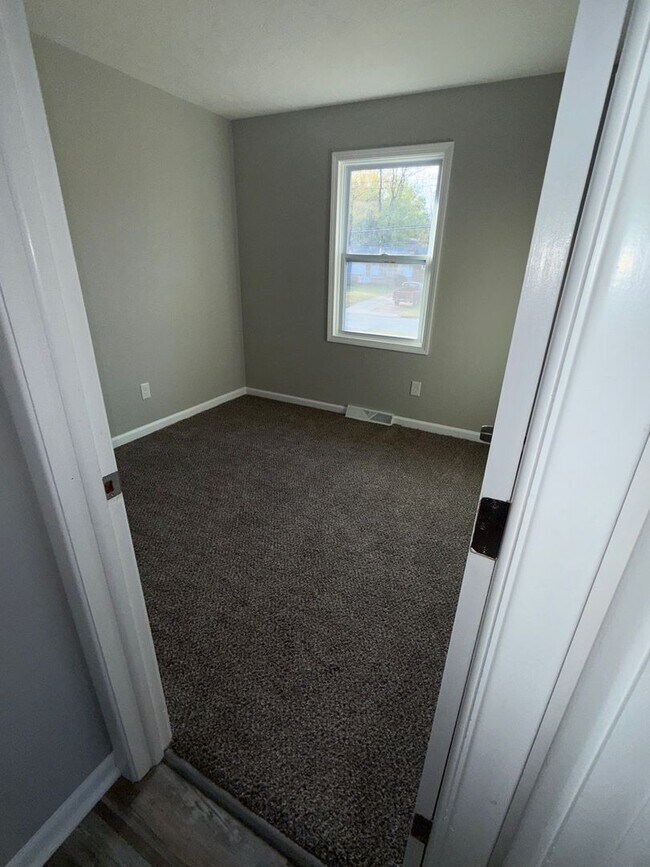 Foto del edificio - 4 BEDROOMS AND 2 FULL BATHROOMS