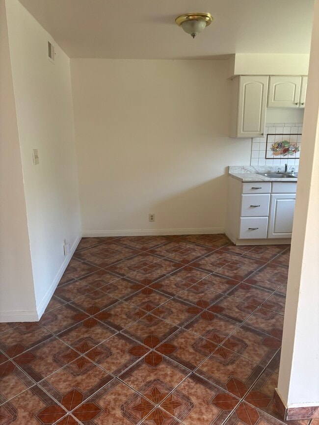 Building Photo - Pet-Friendly Spacious 4-Bedroom Condo in G...