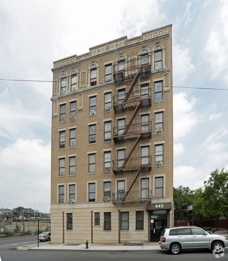 Foto principal - 445 E 174th