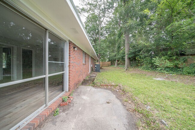 Foto del edificio - Move in Ready!  Spacious 3 Bedroom 2 Bath! Section 8!