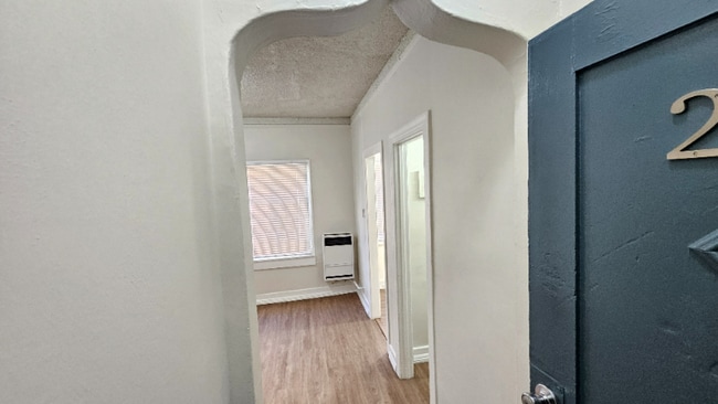 Building Photo - 1005 W 23rd St