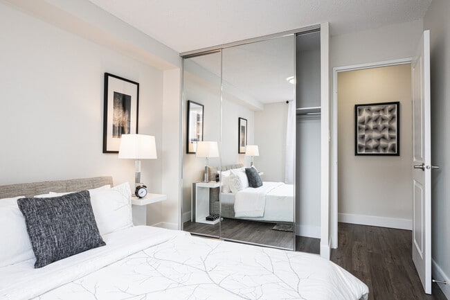 Building Photo - 151 Hughson St S