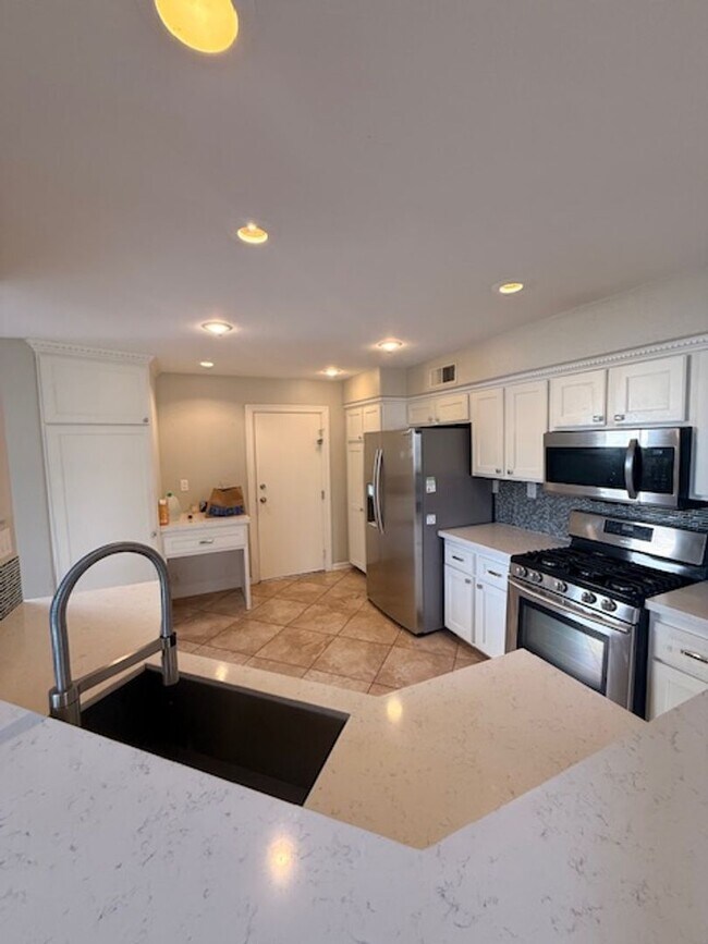 Foto del edificio - Spacious 2bed 2.5bath Condo with attached 2 car garage