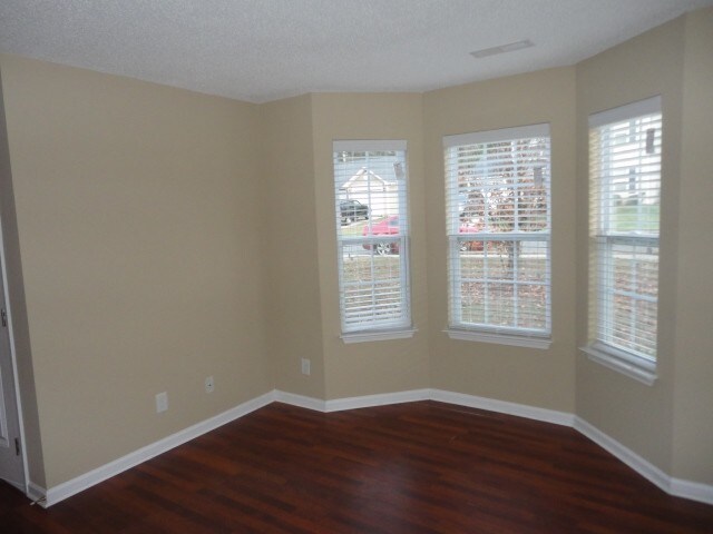 Foto del edificio - 6219 Creekbrooke Court