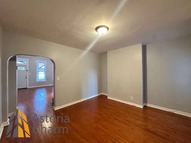 Building Photo - 3 Bedroom 1.5 Bath Spacious Bedrooms on Ashburton Street