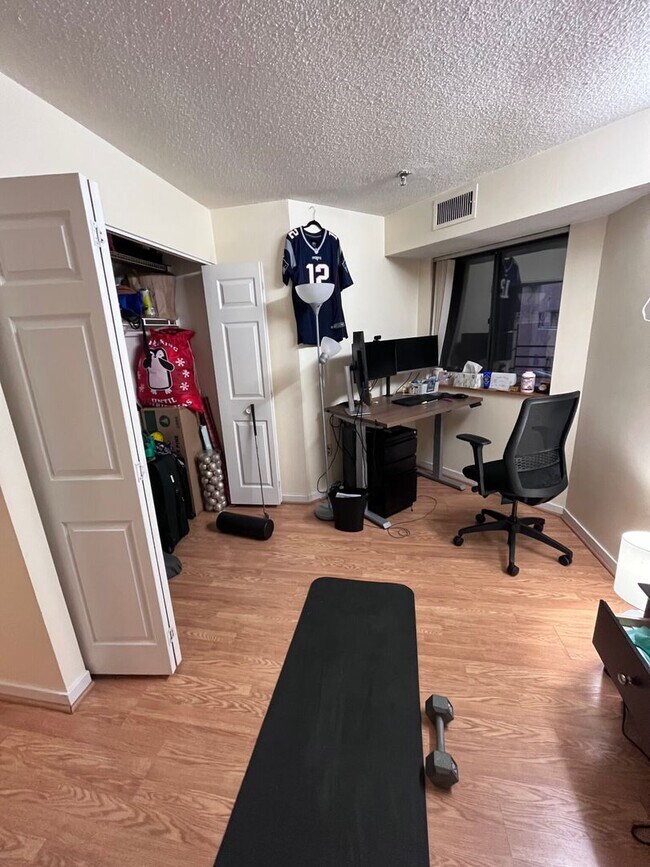 Foto del edificio - Spacious two bed two bathroom in Allston -...