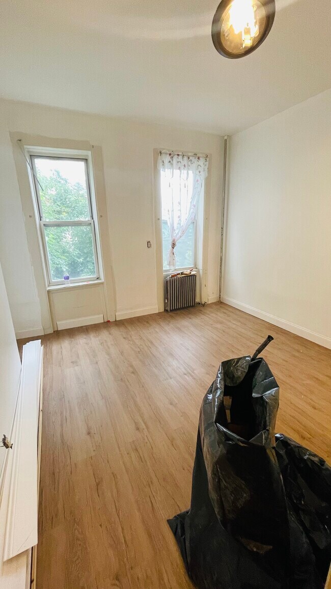 Bedroom (fits Queen Size Bed) - 742 Macdonough St