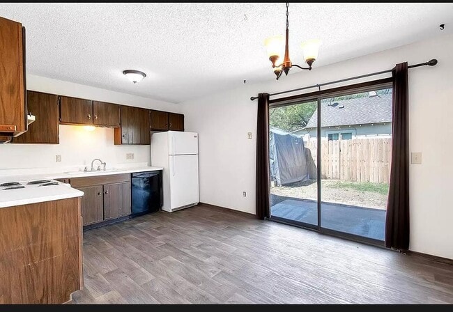 Building Photo - 805 S Bonn St