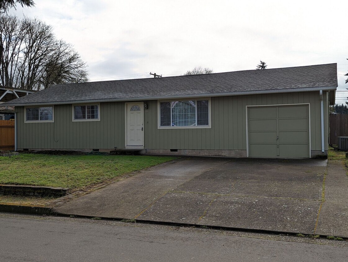 Foto principal - 3-Bedroom, 2-Bath Home With Large Patio an...