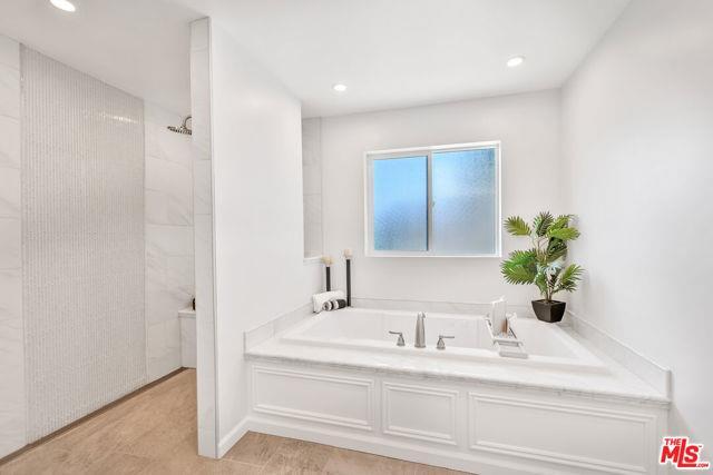 Foto del edificio - 24114 Gilmore St