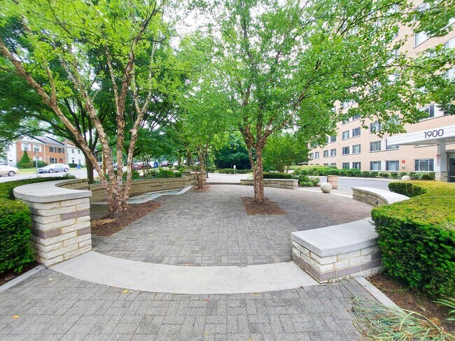 Building Photo - Spacious 1br/1bth Condo minutes from Downtown Silver Spring!