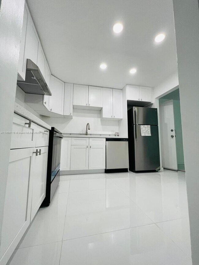 Building Photo - 700 SE 2nd Ave