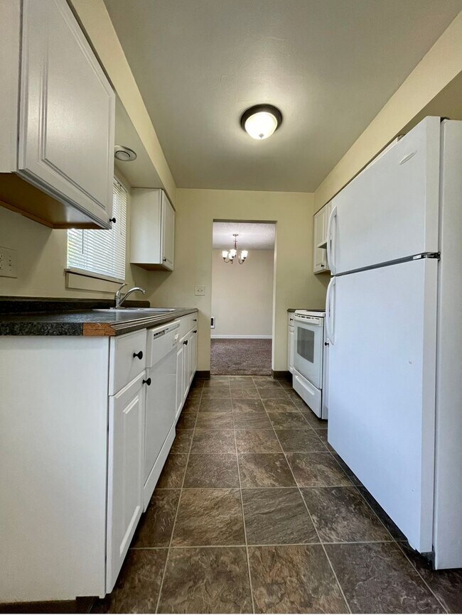 Foto del edificio - Montavilla 2 Bedroom Upstairs Apartment w/ A/C and Off Street Parking~ PETS WELCOME! 95 Walksco