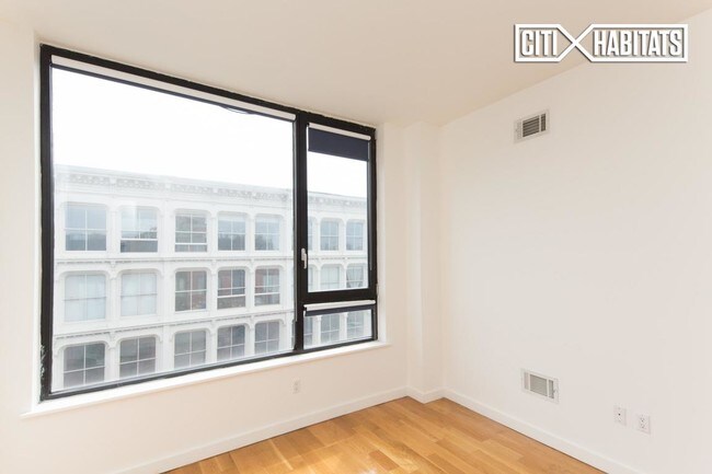 Foto del edificio - 687 Driggs Ave