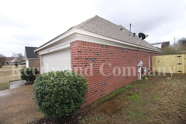 Building Photo - 6077 Wills Way Cir S