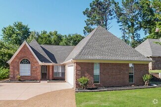 Building Photo - 1163 Carriage Dr S