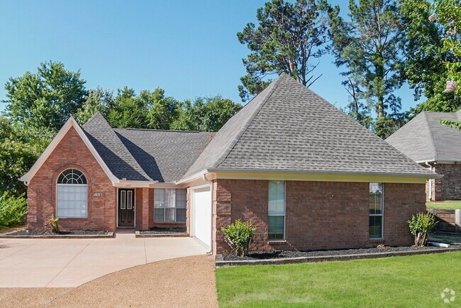 Building Photo - 1163 Carriage Dr S