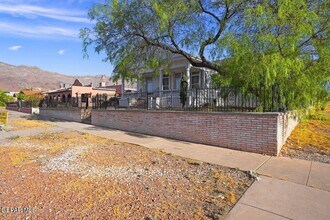 3225 Fort Blvd