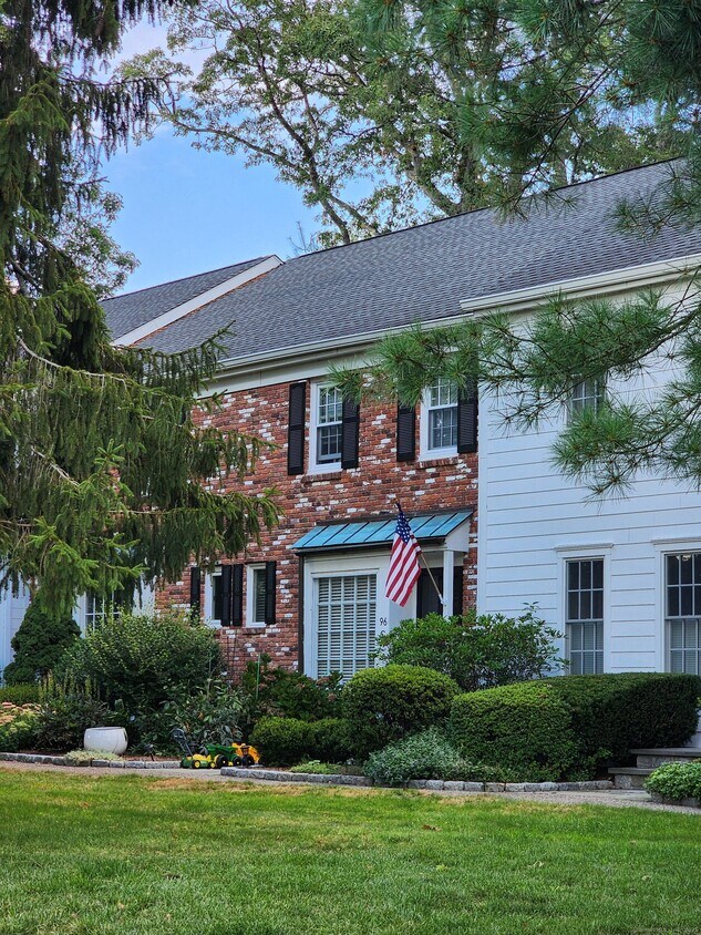 Primary Photo - 96 East Ave
